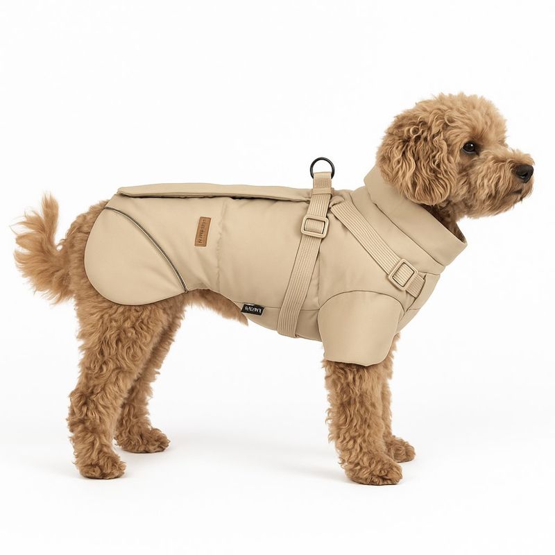 Beige hundejakke med integrert sele
